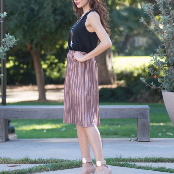 Pleated Metallic midi skirt - Picture 2 of 8